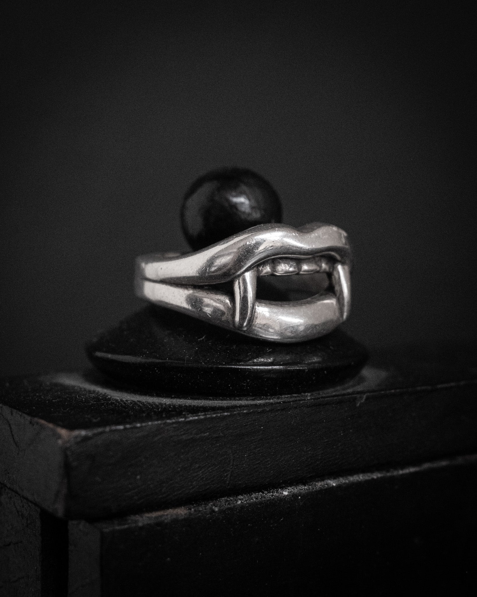 YOHJI YAMAMOTO Vampire Fang Ring