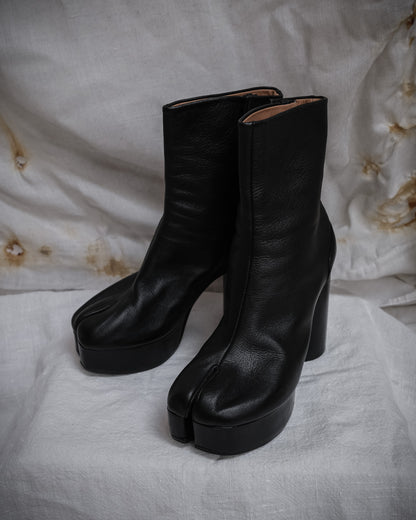MAISON MARGIELA Black leather tabi boots with platform heel, EU 37