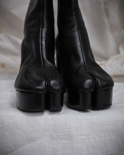 MAISON MARGIELA Black leather tabi boots with platform heel, EU 37