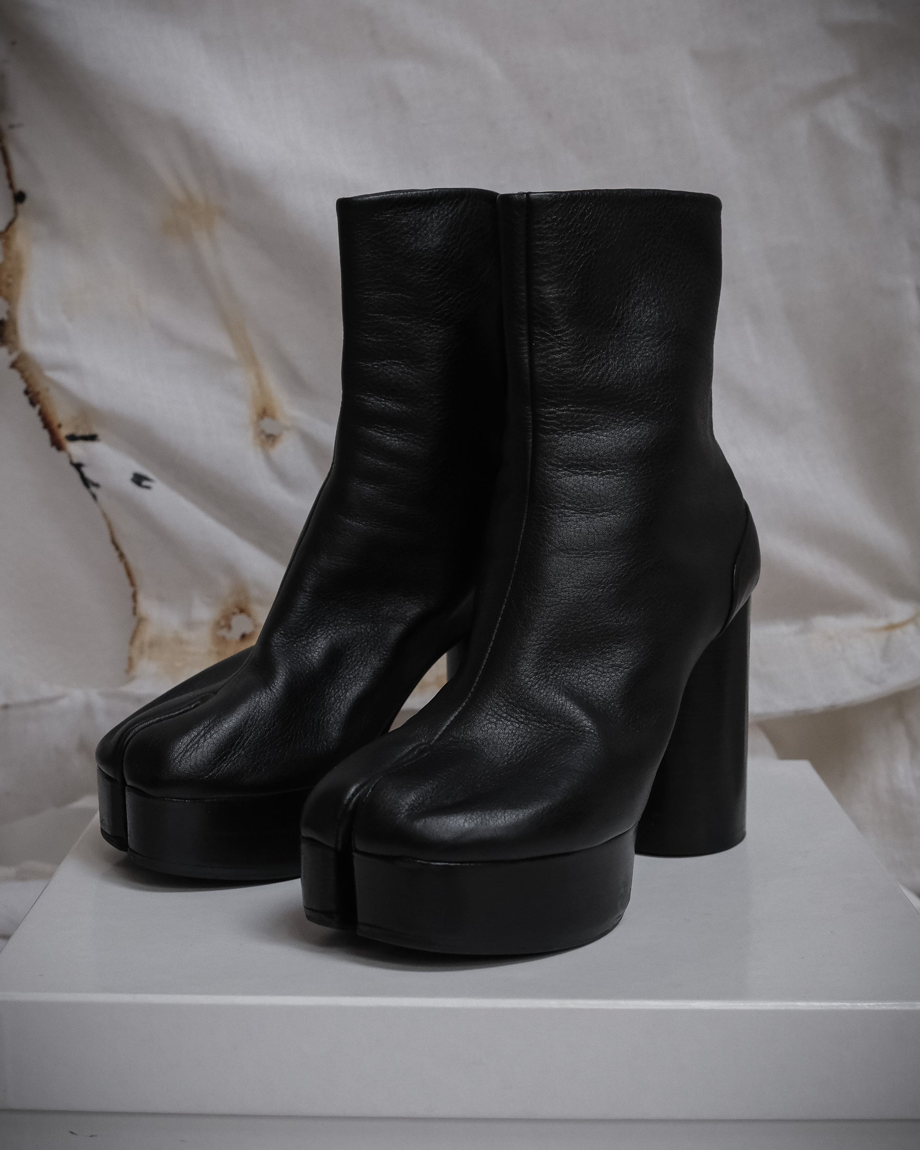 Rare Maison Margiela Black leather tabi boots with platform heel, iconic archival vintage piece